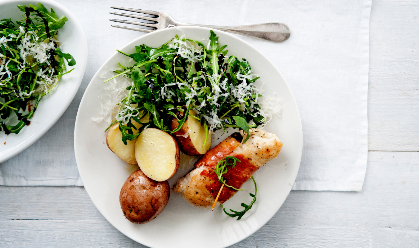 Gekookte aardappelen met kipfilet in parmaham & rucola-Parmezaan salade>