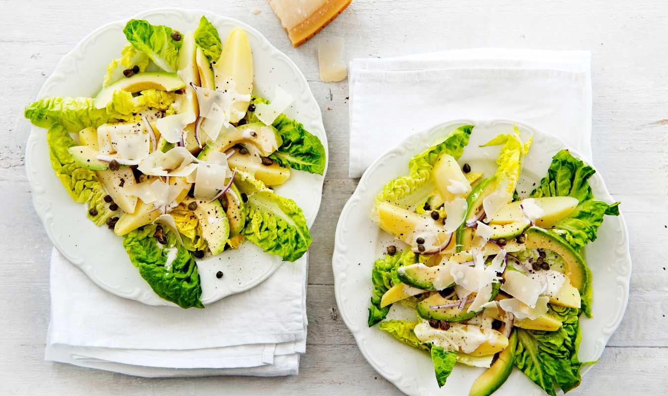 Caesar-style salade met avocado en Parmezaan vlokken>